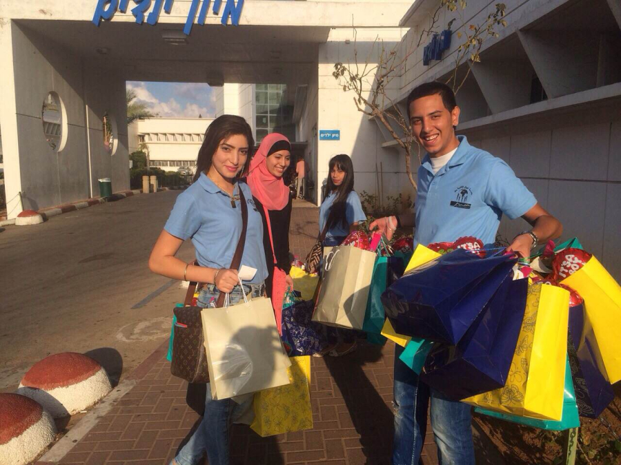 بالصور: طلاب من مدرسة اجيال الثانوية يقدمون الهدايا لأطفال مستشفى فولفسون